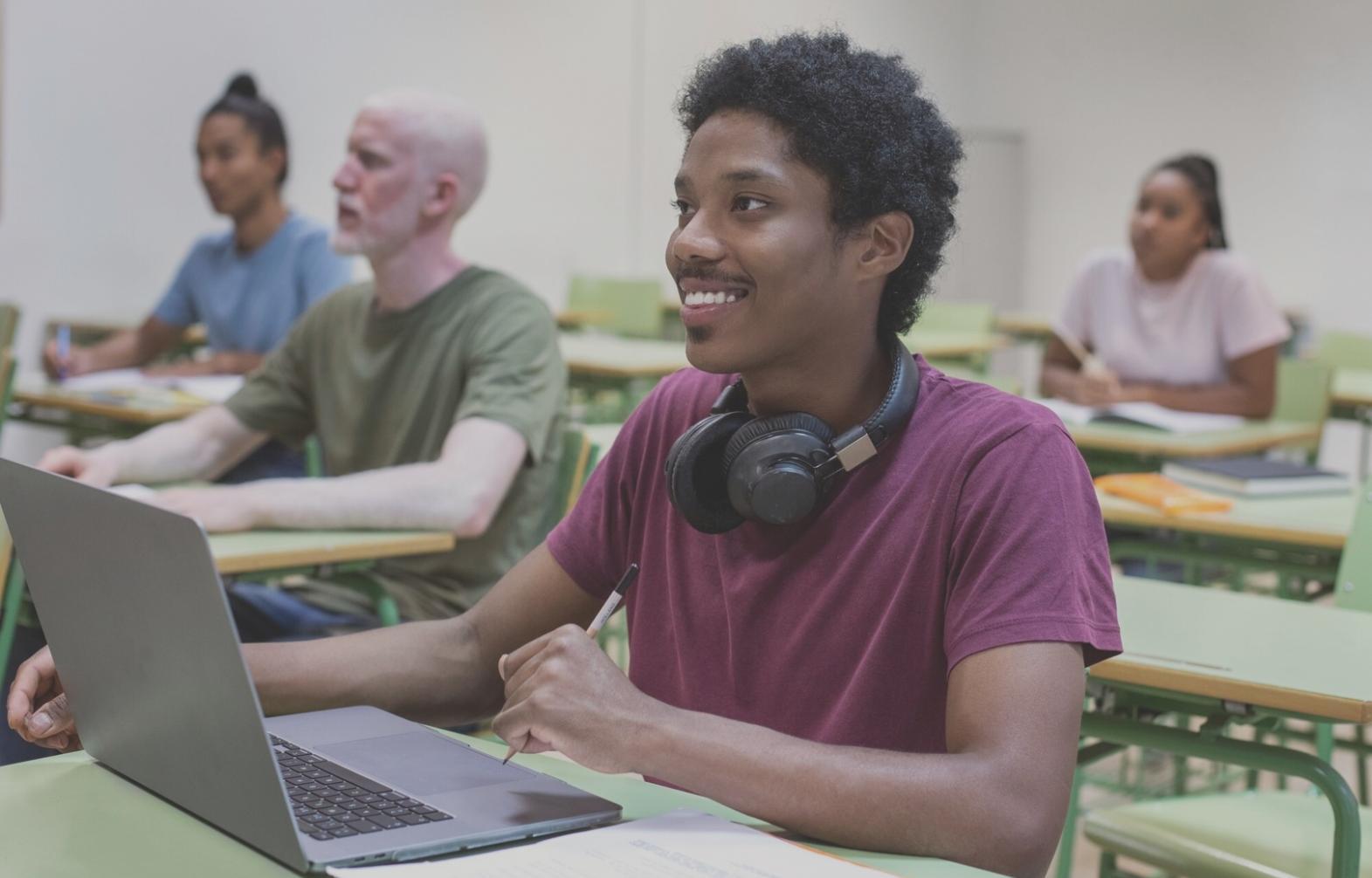 Espace de travail collaboratif où les projets prennent forme à travers l'échange et la réflexion collective